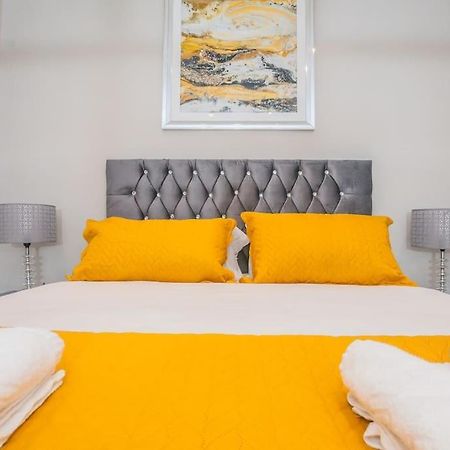 Langston House: 2 Bed, 2 Bath Luxury Apartment Hedgerley Exterior foto